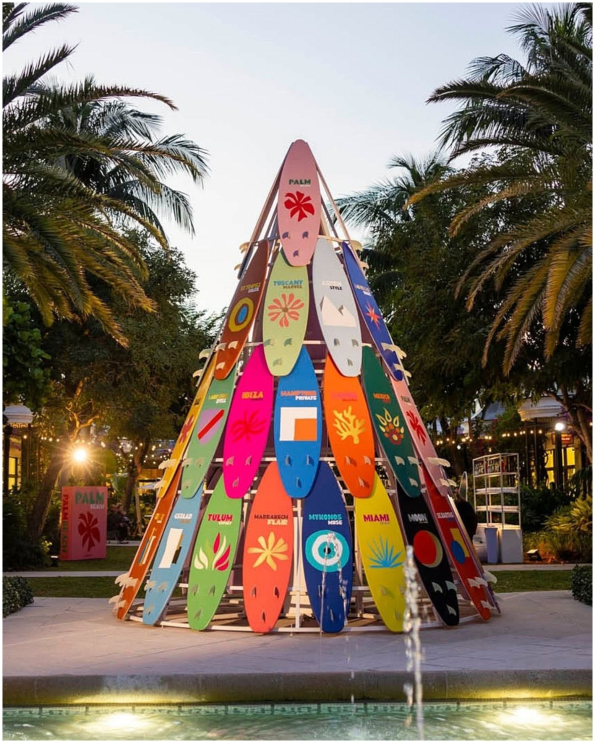 Holiday Photo Spots | West Palm Beach, FL | Married in Palm Beach | www.marriedinpalmbeach.com | The Royal Poinciana Plaza