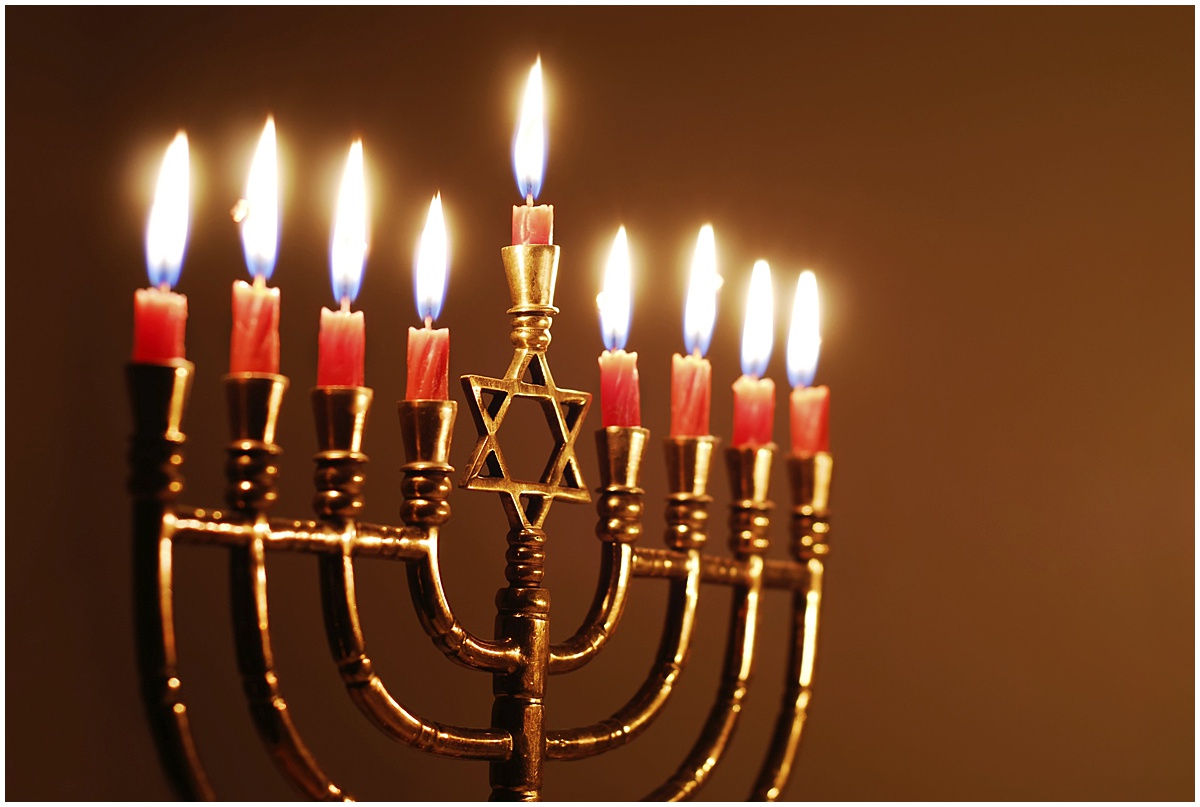 Holiday Photo Spots | West Palm Beach, FL | Married in Palm Beach | www.marriedinpalmbeach.com | Chanukah Celebrations