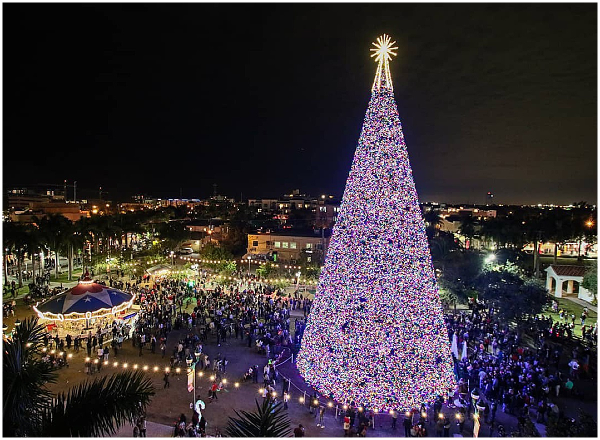 Holiday Photo Spots | West Palm Beach, FL | Married in Palm Beach | www.marriedinpalmbeach.com | Delray Beach Tree Lighting