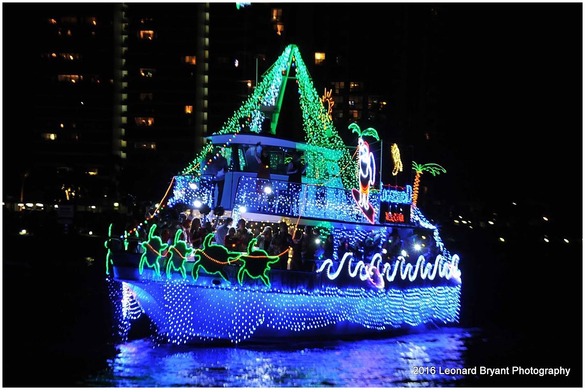 Holiday Photo Spots | West Palm Beach, FL | Married in Palm Beach | www.marriedinpalmbeach.com | Palm Beach Boat Parade
