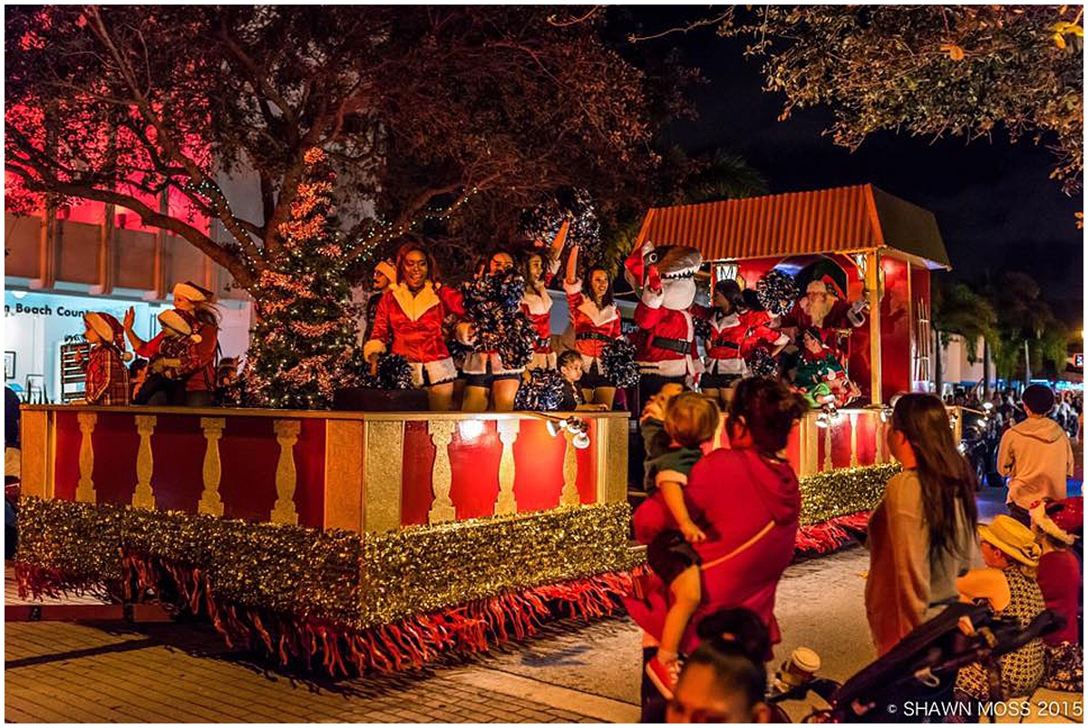 Holiday Photo Spots | West Palm Beach, FL | Married in Palm Beach | www.marriedinpalmbeach.com | Lake Worth Beach Holiday Parade