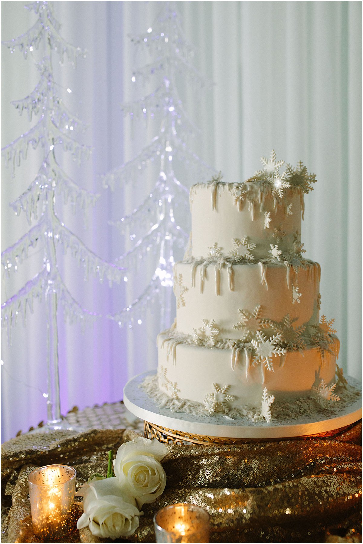 Christmas Wedding Ideas | Snowflake Wedding Cake | Palm Beach, FL | Married in Palm Beach | www.marriedinpalmbeach.com | Captured Beauty Photography